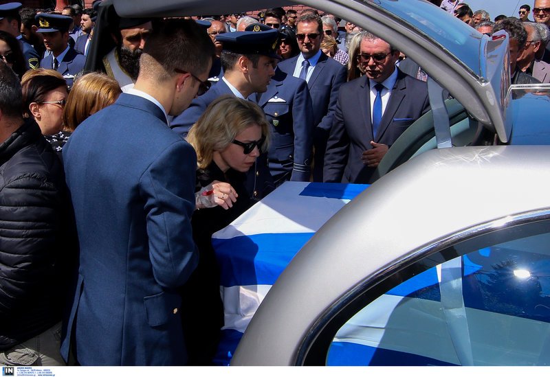 Αθάνατος φώναζαν αποχαιρετώντας τον ήρωα σμηναγό -Το τελευταίο αντίο [εικόνες & βίντεο] | iefimerida.gr 14