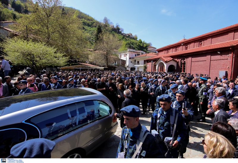 Αθάνατος φώναζαν αποχαιρετώντας τον ήρωα σμηναγό -Το τελευταίο αντίο [εικόνες & βίντεο] | iefimerida.gr 13