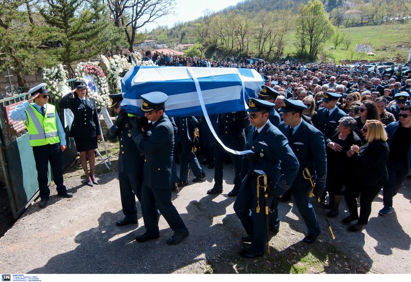 Αθάνατος φώναζαν αποχαιρετώντας τον ήρωα σμηναγό -Το τελευταίο αντίο [εικόνες & βίντεο] | iefimerida.gr 4