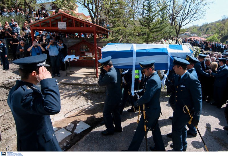 Αθάνατος φώναζαν αποχαιρετώντας τον ήρωα σμηναγό -Το τελευταίο αντίο [εικόνες & βίντεο] | iefimerida.gr 5