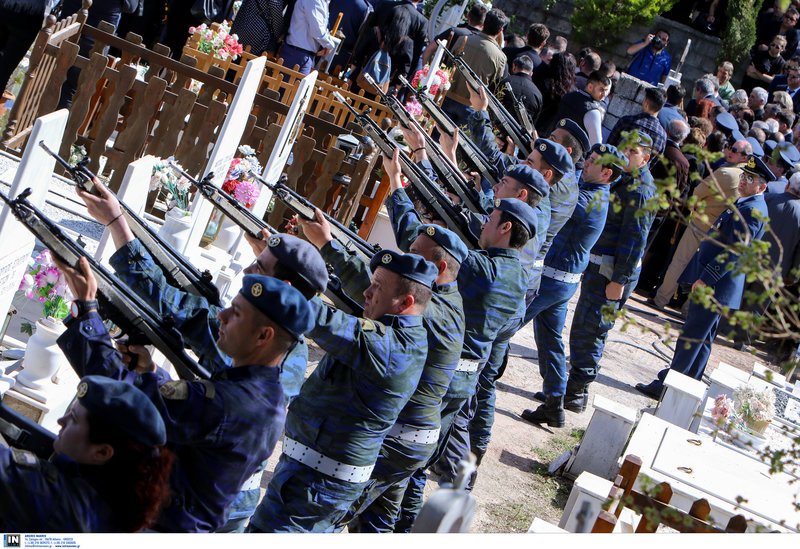 Αθάνατος φώναζαν αποχαιρετώντας τον ήρωα σμηναγό -Το τελευταίο αντίο [εικόνες & βίντεο] | iefimerida.gr 0