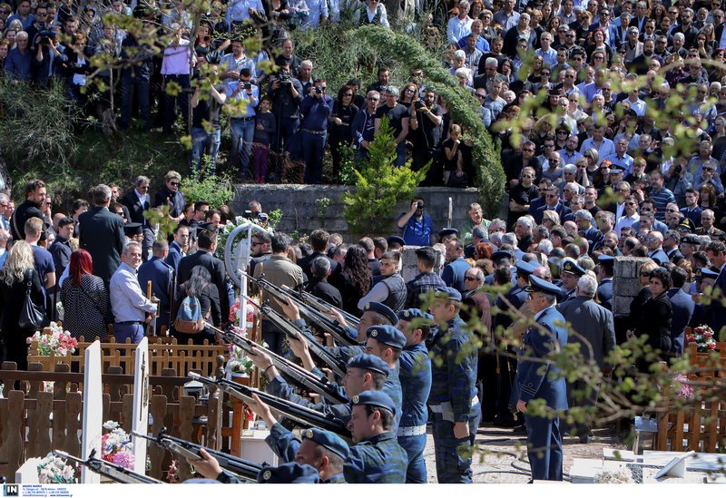 Αθάνατος φώναζαν αποχαιρετώντας τον ήρωα σμηναγό -Το τελευταίο αντίο [εικόνες & βίντεο] | iefimerida.gr 3