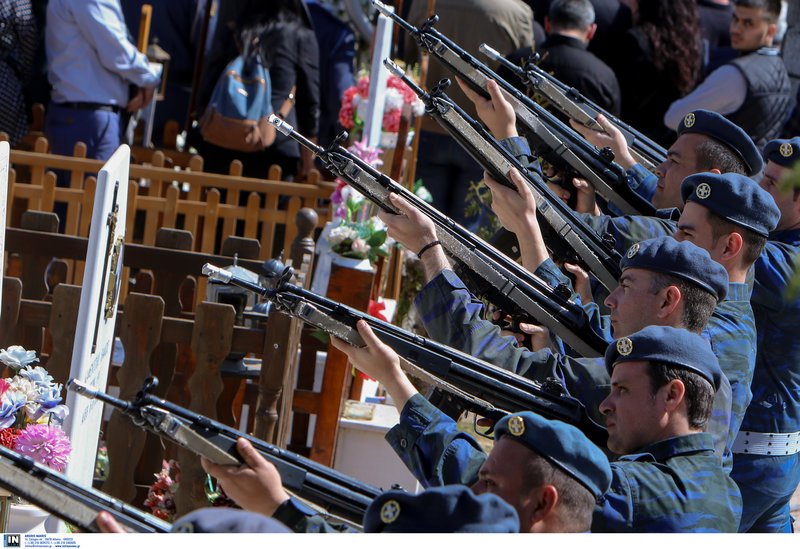 Αθάνατος φώναζαν αποχαιρετώντας τον ήρωα σμηναγό -Το τελευταίο αντίο [εικόνες & βίντεο] | iefimerida.gr 1