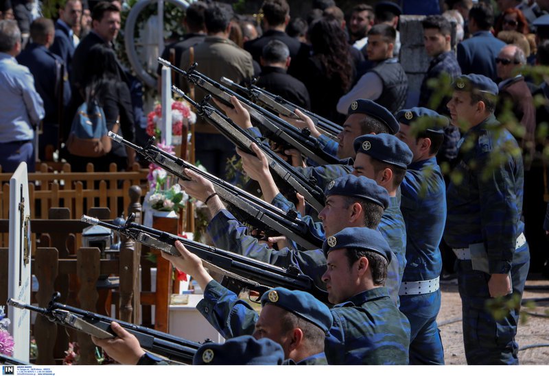 Αθάνατος φώναζαν αποχαιρετώντας τον ήρωα σμηναγό -Το τελευταίο αντίο [εικόνες & βίντεο] | iefimerida.gr 2
