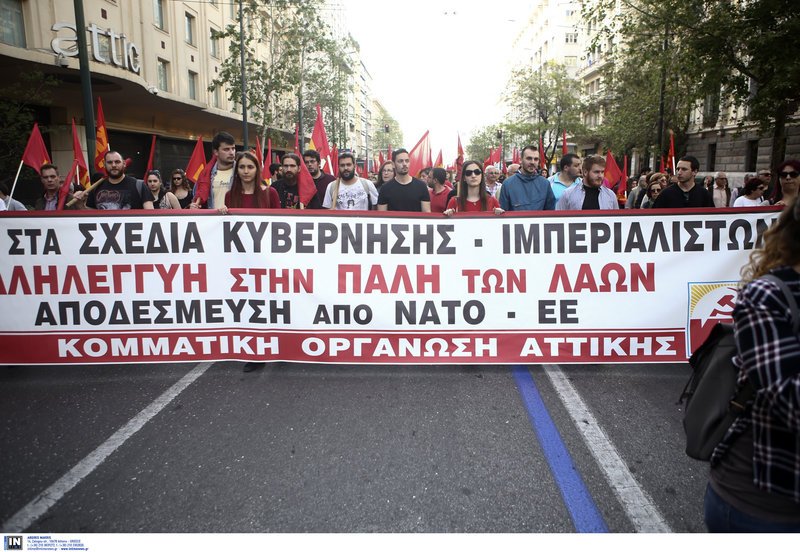 Διαδηλωτές του KKE έκαψαν τη γαλλική, την αμερικανική και τη βρετανική σημαία σε συγκέντρωση κατά της επίθεσης στη Συρία | iefimerida.gr 0