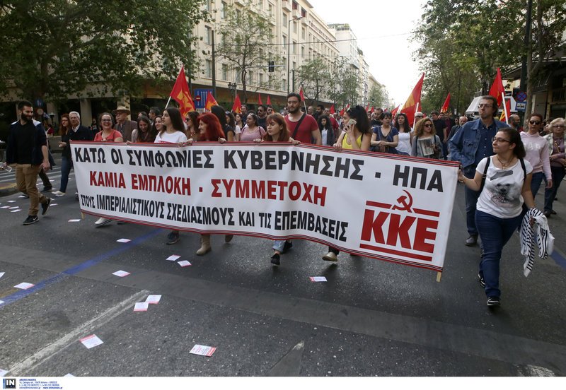Διαδηλωτές του KKE έκαψαν τη γαλλική, την αμερικανική και τη βρετανική σημαία σε συγκέντρωση κατά της επίθεσης στη Συρία | iefimerida.gr 5