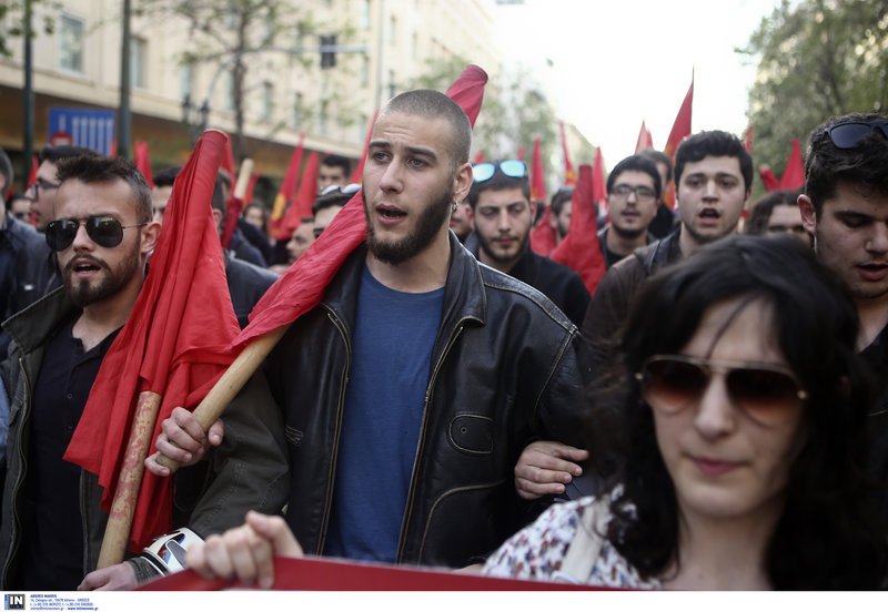 Διαδηλωτές του KKE έκαψαν τη γαλλική, την αμερικανική και τη βρετανική σημαία σε συγκέντρωση κατά της επίθεσης στη Συρία | iefimerida.gr 1