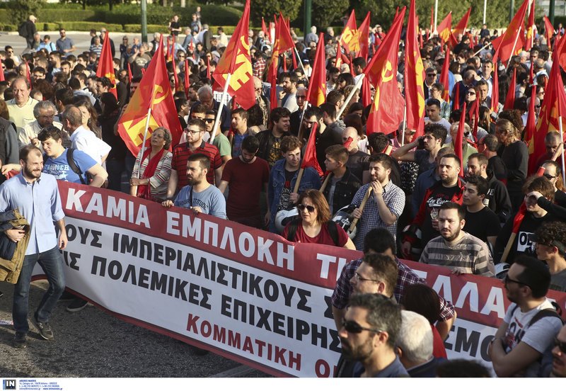 Διαδηλωτές του KKE έκαψαν τη γαλλική, την αμερικανική και τη βρετανική σημαία σε συγκέντρωση κατά της επίθεσης στη Συρία | iefimerida.gr 2