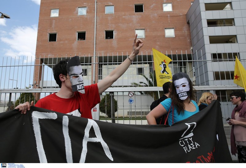 Διαμαρτυρία αντιρατσιστικών συλλογικοτήτων έξω από την Διεύθυνση Αλλοδαπών [εικόνες] | iefimerida.gr 0