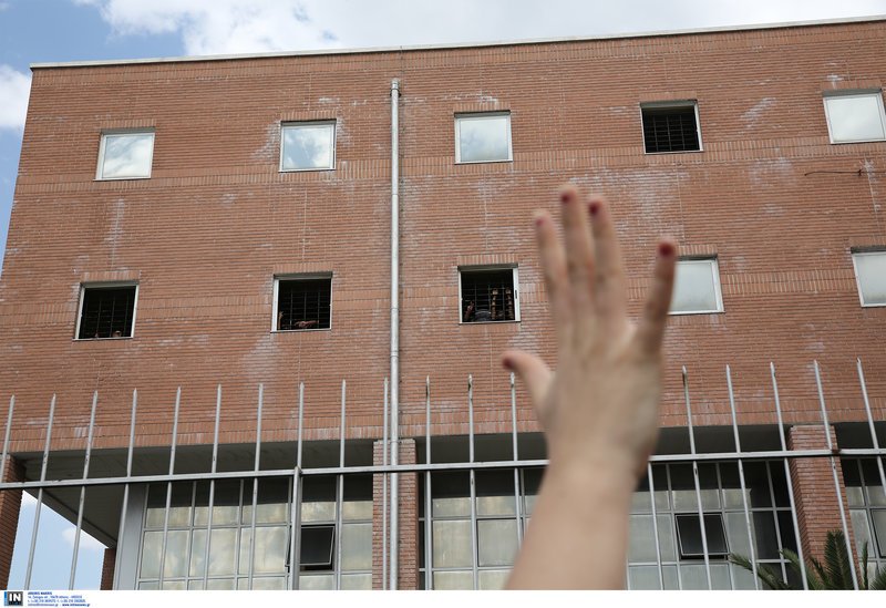 Διαμαρτυρία αντιρατσιστικών συλλογικοτήτων έξω από την Διεύθυνση Αλλοδαπών [εικόνες] | iefimerida.gr 2