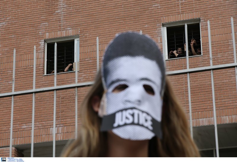 Διαμαρτυρία αντιρατσιστικών συλλογικοτήτων έξω από την Διεύθυνση Αλλοδαπών [εικόνες] | iefimerida.gr 4