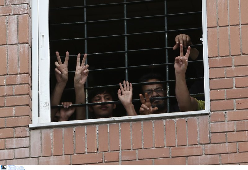 Διαμαρτυρία αντιρατσιστικών συλλογικοτήτων έξω από την Διεύθυνση Αλλοδαπών [εικόνες] | iefimerida.gr 5