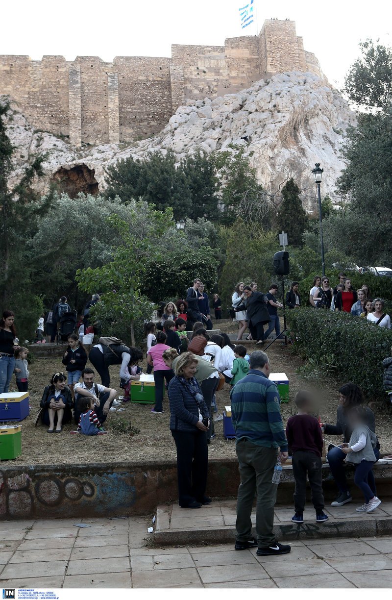 Ο κήπος της Ακρόπολης άνθισε ξανά -Με Σαββόπουλο, Καραγκιόζη και πολλά παιδιά [εικόνες] | iefimerida.gr 3
