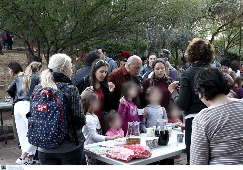 Ο κήπος της Ακρόπολης άνθισε ξανά -Με Σαββόπουλο, Καραγκιόζη και πολλά παιδιά [εικόνες] | iefimerida.gr 5