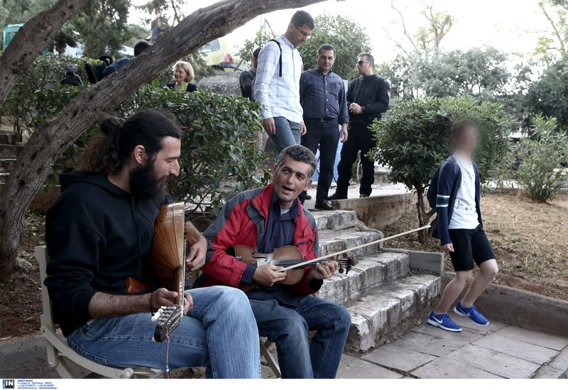 Ο κήπος της Ακρόπολης άνθισε ξανά -Με Σαββόπουλο, Καραγκιόζη και πολλά παιδιά [εικόνες] | iefimerida.gr 6