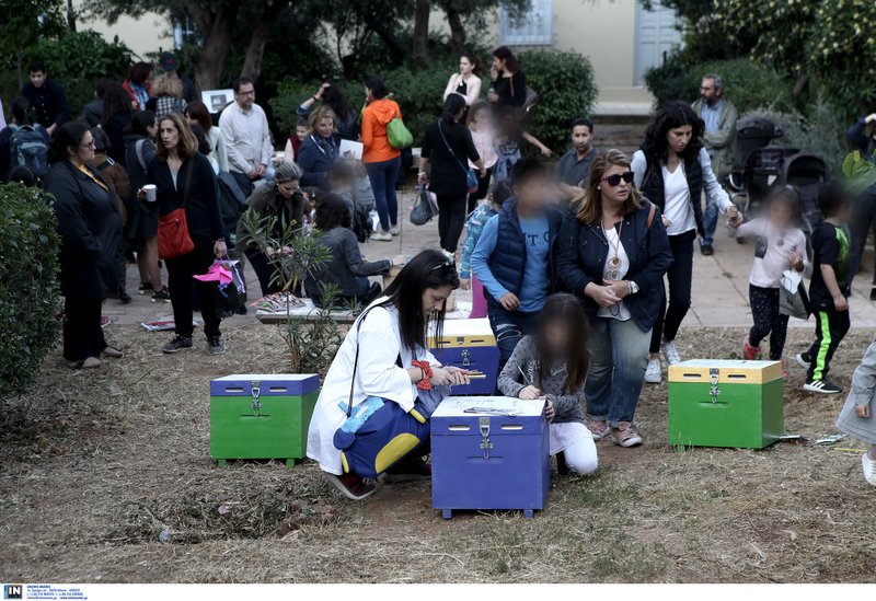 Ο κήπος της Ακρόπολης άνθισε ξανά -Με Σαββόπουλο, Καραγκιόζη και πολλά παιδιά [εικόνες] | iefimerida.gr 7