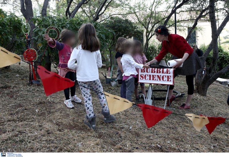 Ο κήπος της Ακρόπολης άνθισε ξανά -Με Σαββόπουλο, Καραγκιόζη και πολλά παιδιά [εικόνες] | iefimerida.gr 12