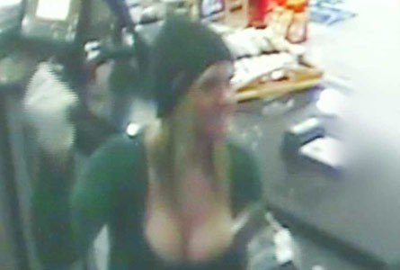 Παραδόθηκε η ξανθιά ληστής με το τεράστιο στήθος [εικόνες + βίντεο] | iefimerida.gr 0