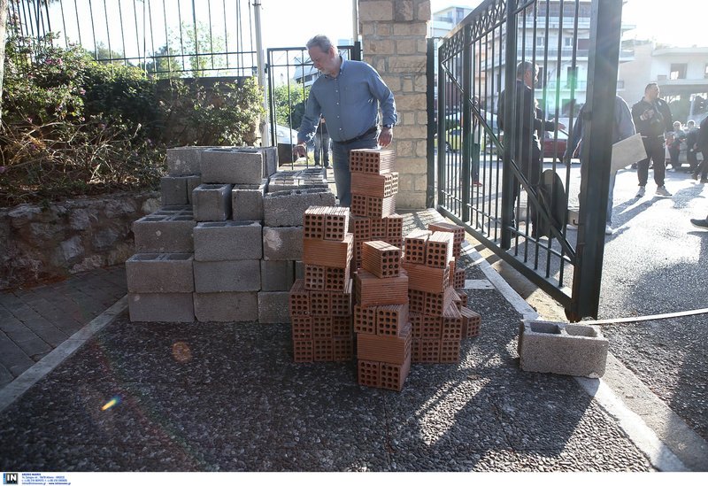 Εχτισαν την είσοδο του Δρομοκαΐτειου με τσιμεντόλιθους -Διαμαρτυρία εργαζομένων [εικόνες] | iefimerida.gr 9