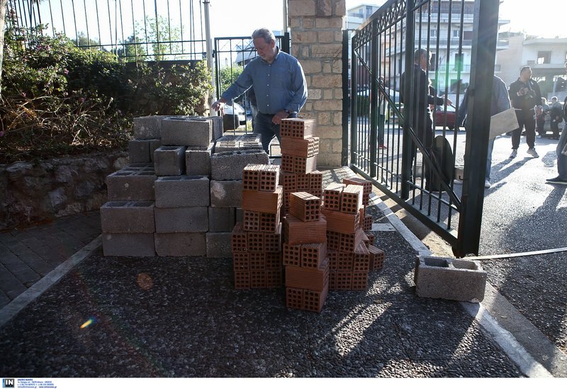 Εχτισαν την είσοδο του Δρομοκαΐτειου με τσιμεντόλιθους -Διαμαρτυρία εργαζομένων [εικόνες] | iefimerida.gr 8