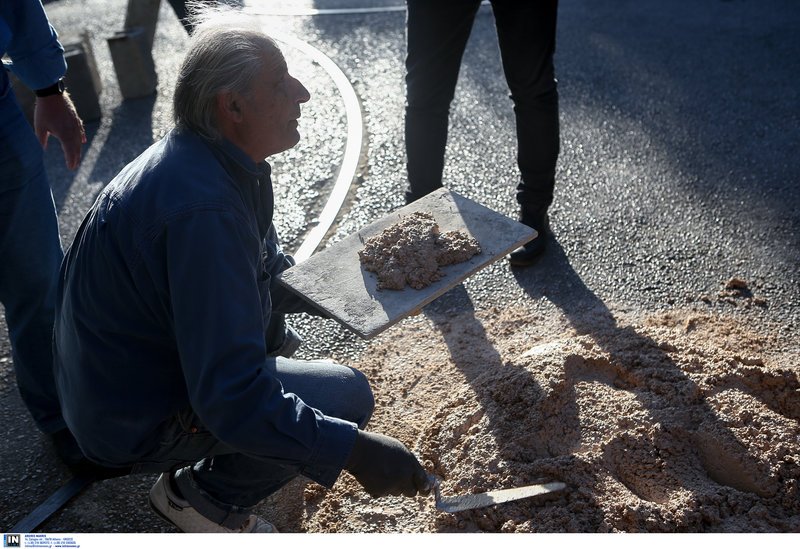 Εχτισαν την είσοδο του Δρομοκαΐτειου με τσιμεντόλιθους -Διαμαρτυρία εργαζομένων [εικόνες] | iefimerida.gr 7