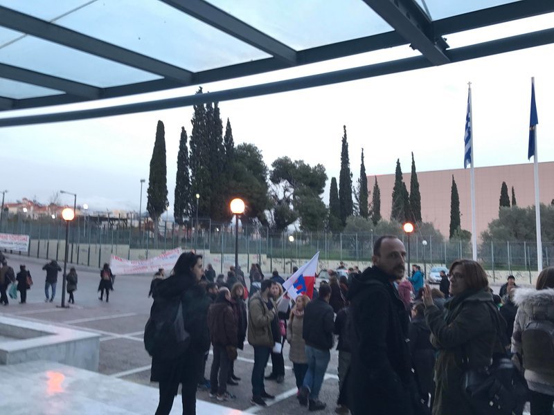 Επεισόδια και χημικά στο υπουργείο Παιδείας ανάμεσα σε εκπαιδευτικούς και ΜΑΤ [εικόνες & βίντεο] | iefimerida.gr 3