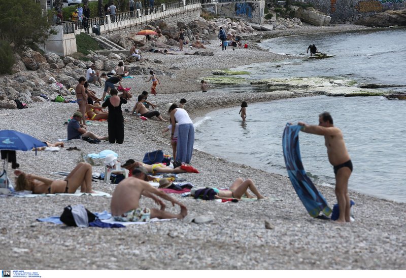 Ξεχύθηκαν στις παραλίες για το πρώτο μπάνιο οι Αθηναίοι [εικόνες] | iefimerida.gr 0