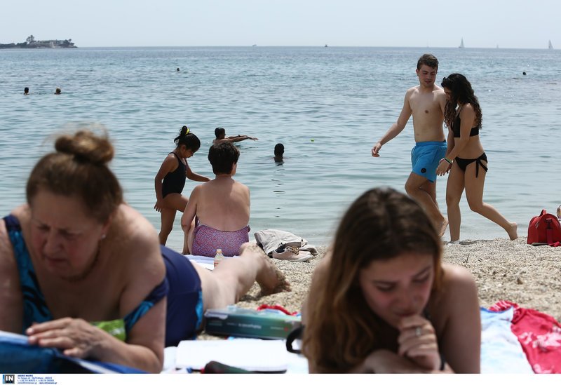 Ξεχύθηκαν στις παραλίες για το πρώτο μπάνιο οι Αθηναίοι [εικόνες] | iefimerida.gr 5