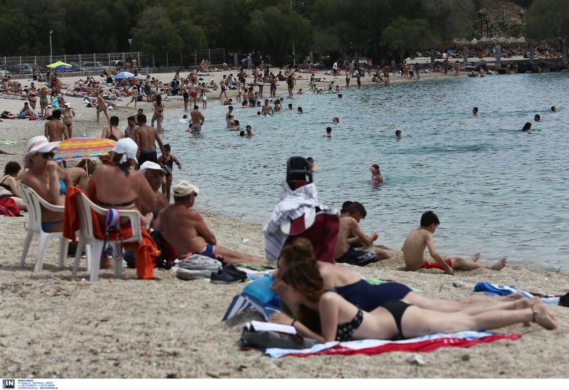 Ξεχύθηκαν στις παραλίες για το πρώτο μπάνιο οι Αθηναίοι [εικόνες] | iefimerida.gr 4