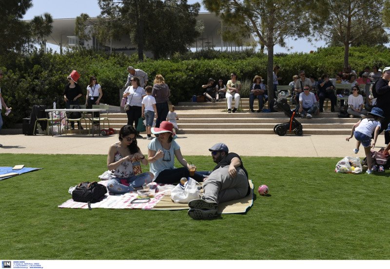 Εστησαν σκηνές και έβγαλαν ταπεράκια στο Κέντρο Πολιτισμού Ιδρυμα Νιάρχος [εικόνες] | iefimerida.gr 1