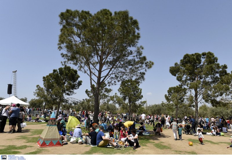 Εστησαν σκηνές και έβγαλαν ταπεράκια στο Κέντρο Πολιτισμού Ιδρυμα Νιάρχος [εικόνες] | iefimerida.gr 0