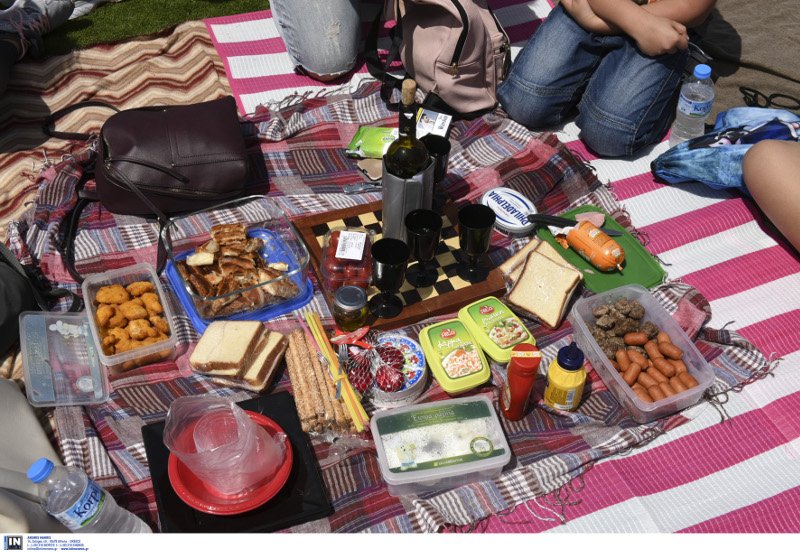 Εστησαν σκηνές και έβγαλαν ταπεράκια στο Κέντρο Πολιτισμού Ιδρυμα Νιάρχος [εικόνες] | iefimerida.gr 2