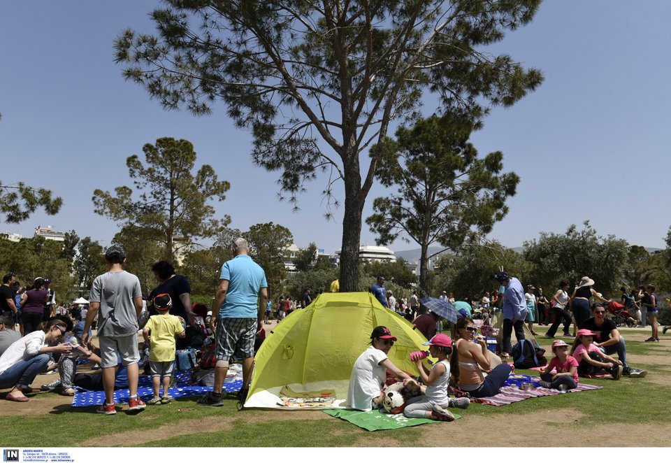 Εστησαν σκηνές και έβγαλαν ταπεράκια στο Κέντρο Πολιτισμού Ιδρυμα Νιάρχος [εικόνες] | iefimerida.gr 4