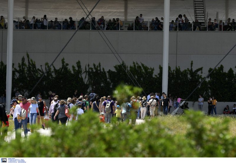 Εστησαν σκηνές και έβγαλαν ταπεράκια στο Κέντρο Πολιτισμού Ιδρυμα Νιάρχος [εικόνες] | iefimerida.gr 5