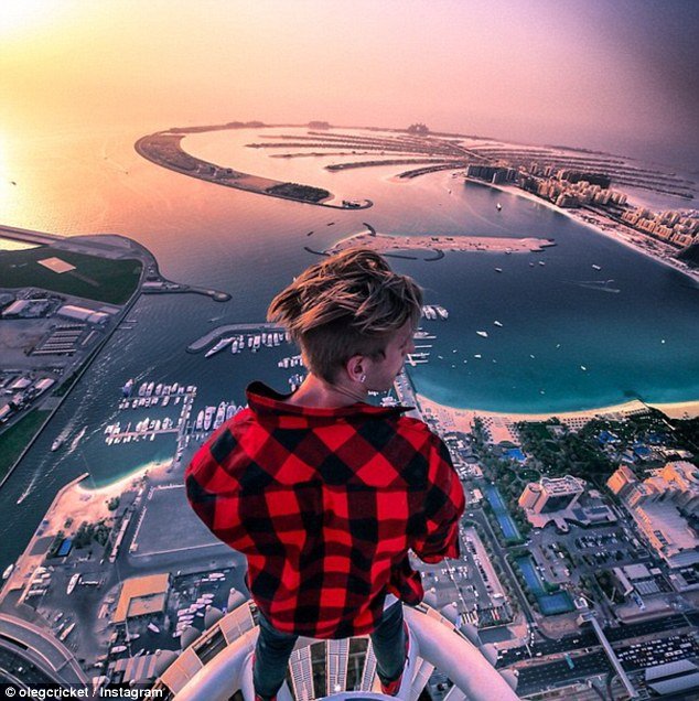 Ακροβατικά που κόβουν την ανάσα -Στον 42ο όροφο, χωρίς προστατευτικό δίχτυ [εικόνες & βίντεο] | iefimerida.gr 0