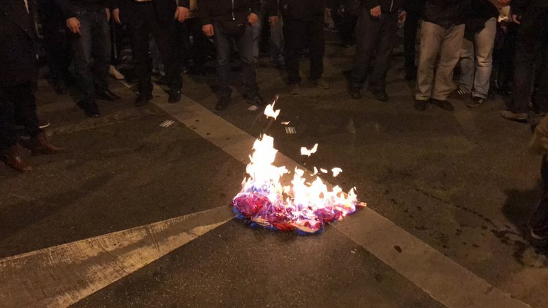 Εκαψαν την τουρκική σημαία σε πορεία της Χρυσής Αυγής -Παρόντες Μιχαλολιάκος και βουλευτές της [εικόνες & βίντεο] | iefimerida.gr 1