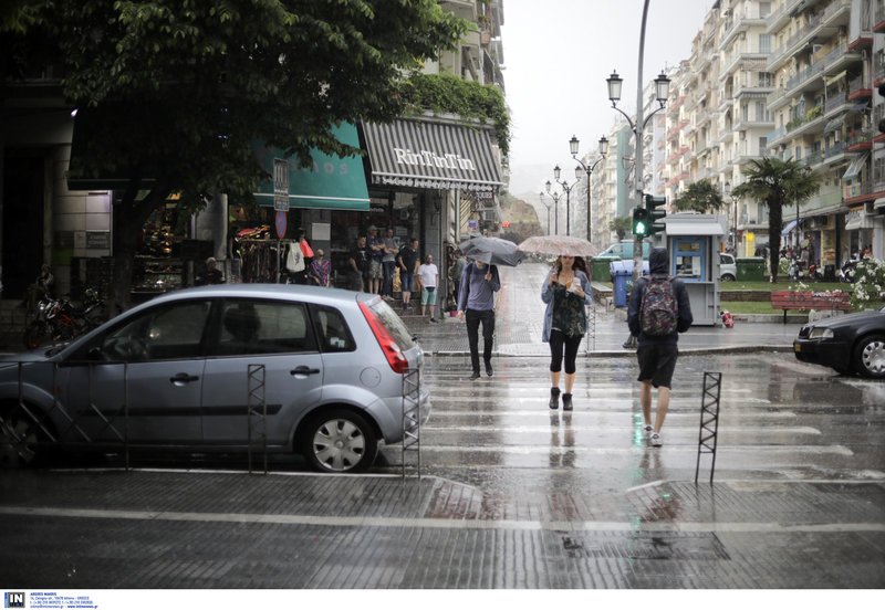 Ισχυρή καταιγίδα σάρωσε τη Θεσσαλονίκη: Δρόμοι-ποτάμια, σοβαρά προβλήματα [εικόνες & βίντεο] | iefimerida.gr 11