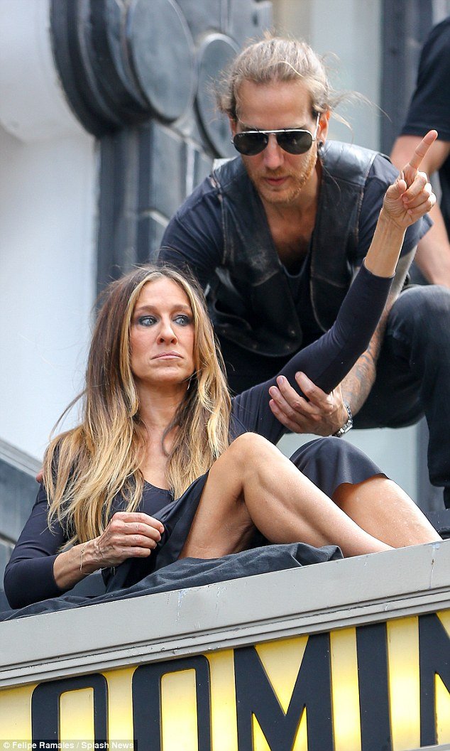 Τα νεύρα της Σάρα Τζέσικα Πάρκερ: Σηκώθηκε η φούστα της και έγιναν αποκαλύψεις [εικόνες] | iefimerida.gr 2