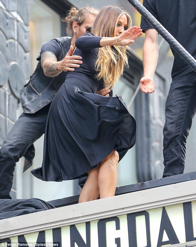 Τα νεύρα της Σάρα Τζέσικα Πάρκερ: Σηκώθηκε η φούστα της και έγιναν αποκαλύψεις [εικόνες] | iefimerida.gr 1