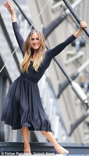 Τα νεύρα της Σάρα Τζέσικα Πάρκερ: Σηκώθηκε η φούστα της και έγιναν αποκαλύψεις [εικόνες] | iefimerida.gr 8