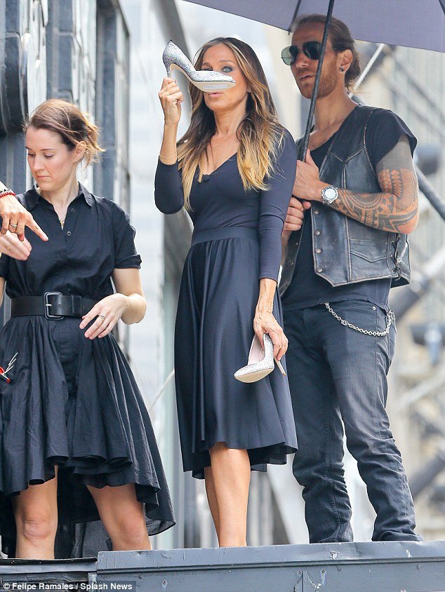 Τα νεύρα της Σάρα Τζέσικα Πάρκερ: Σηκώθηκε η φούστα της και έγιναν αποκαλύψεις [εικόνες] | iefimerida.gr 9