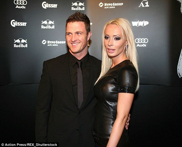 Η κυρία Σουμάχερ γιόρτασε το διαζύγιό της ποζάροντας γυμνή στο Playboy [εικόνες] | iefimerida.gr 7