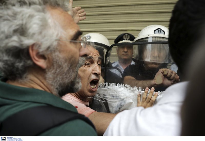 Θεσσαλονίκη: Ενταση διαδηλωτών με την αστυνομία για τους πλειστηριασμούς [εικόνες] | iefimerida.gr 8