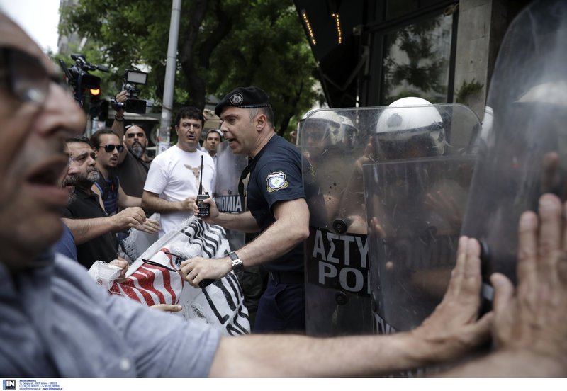 Θεσσαλονίκη: Ενταση διαδηλωτών με την αστυνομία για τους πλειστηριασμούς [εικόνες] | iefimerida.gr 1