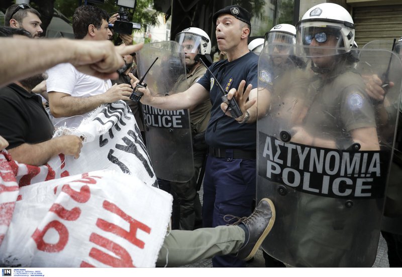 Θεσσαλονίκη: Ενταση διαδηλωτών με την αστυνομία για τους πλειστηριασμούς [εικόνες] | iefimerida.gr 0