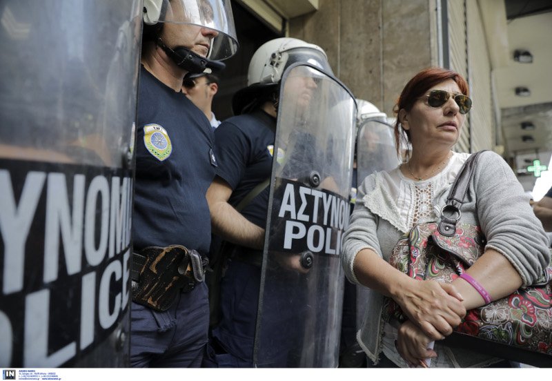 Ενταση σε διαδικασία πλειστηριασμού -Η ιδιοκτήτρια του ακινήτου θέλησε να μπει στο συμβολαιογραφείο | iefimerida.gr 0