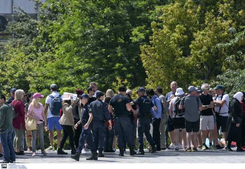 Πλήθος κόσμου στο Μνημείο του Αγνωστου Στρατιώτη για τον Κάρολο και την Καμίλα [εικόνες] | iefimerida.gr 8