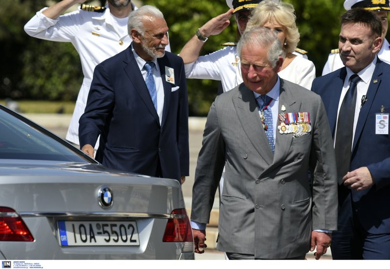 Πλήθος κόσμου στο Μνημείο του Αγνωστου Στρατιώτη για τον Κάρολο και την Καμίλα [εικόνες] | iefimerida.gr 1