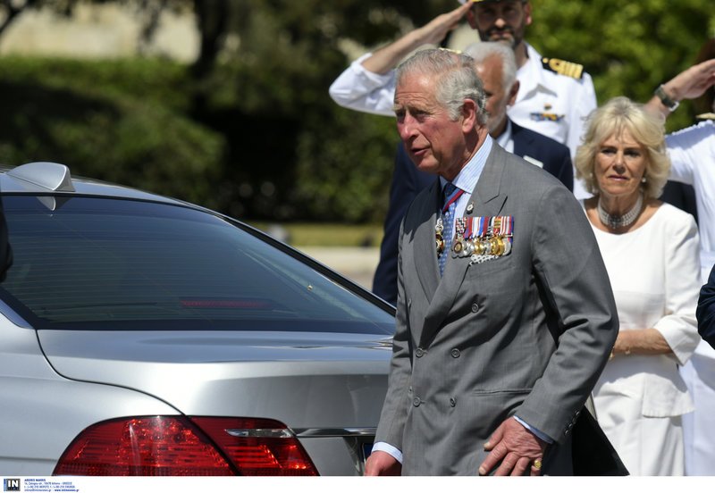 Πλήθος κόσμου στο Μνημείο του Αγνωστου Στρατιώτη για τον Κάρολο και την Καμίλα [εικόνες] | iefimerida.gr 2