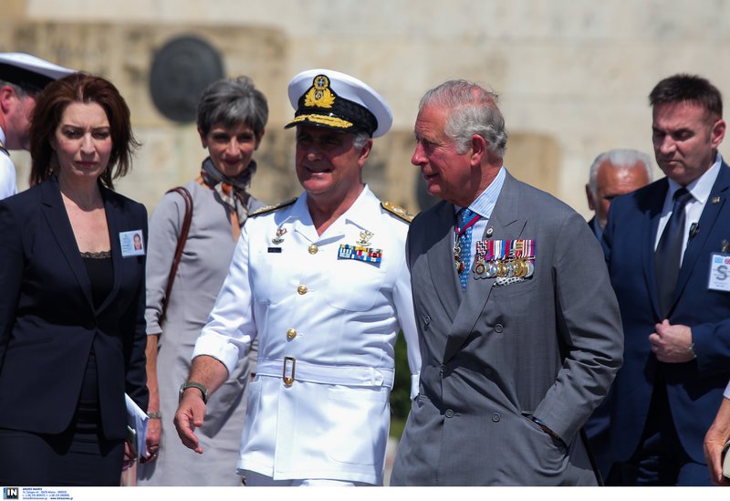 Πλήθος κόσμου στο Μνημείο του Αγνωστου Στρατιώτη για τον Κάρολο και την Καμίλα [εικόνες] | iefimerida.gr 4